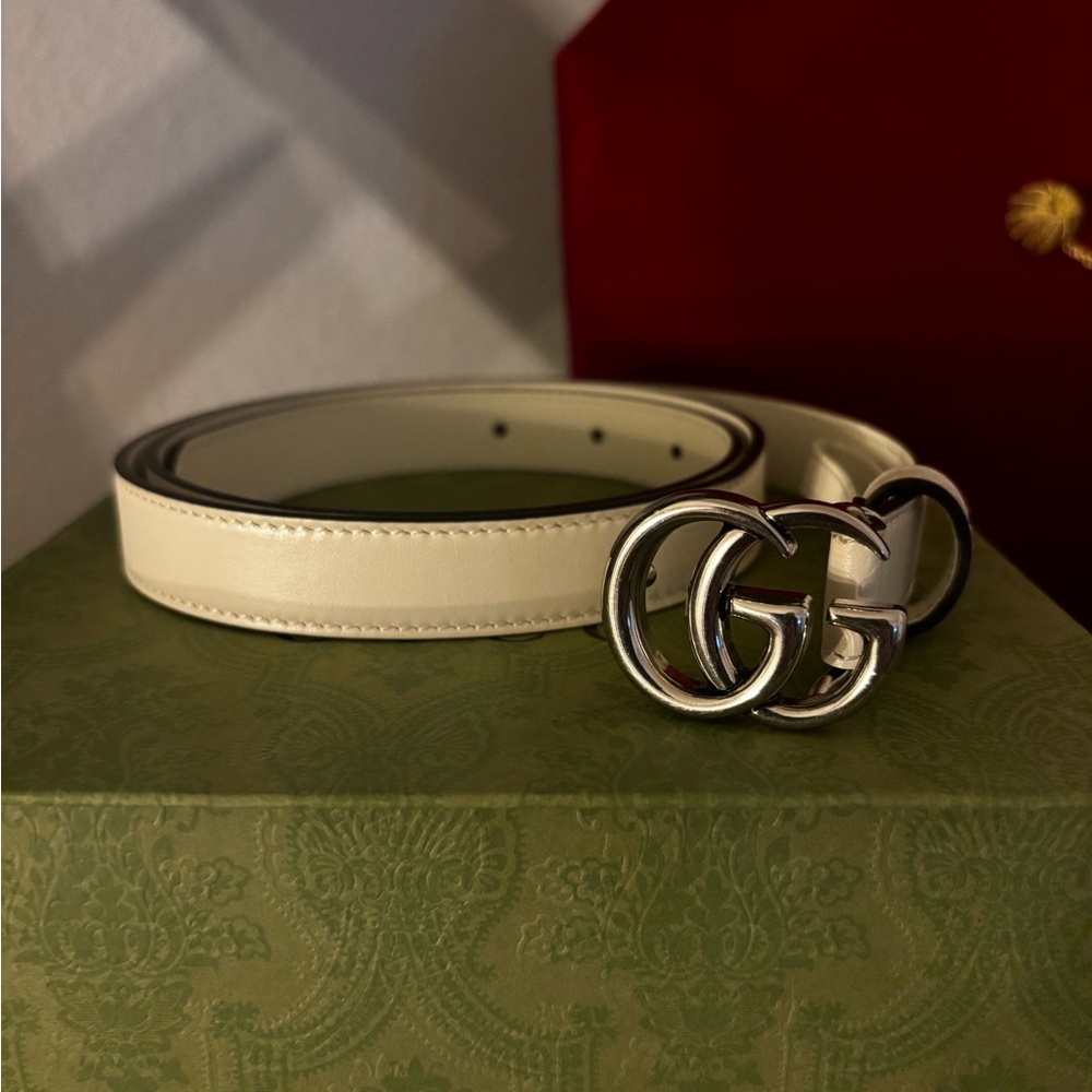 Gucci thin white belt. Size 90. excellent shape. 100% authentic.
